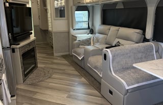 Modern Hill Country Glamping - 2024 Luxury RV