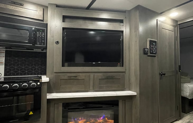 40” LED 12V TV w/ hidden pantry area behind, 5,000 BTU Linear Fireplace