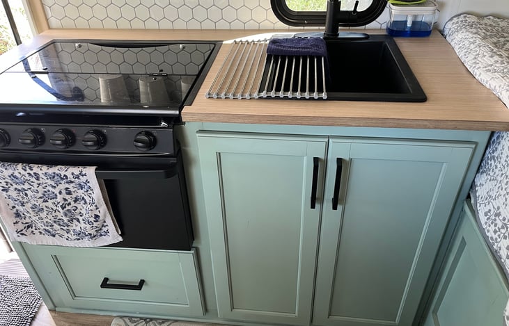 Lovely kitchenette with all the basics including plates, bowls, cups, and some cooking items (basic utensils/ pot, frying pan).