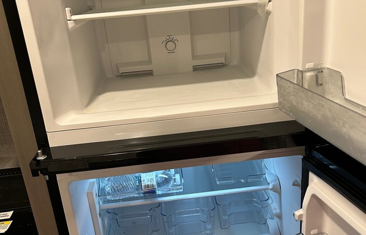 Roomy fridge and freezer with two-way doors