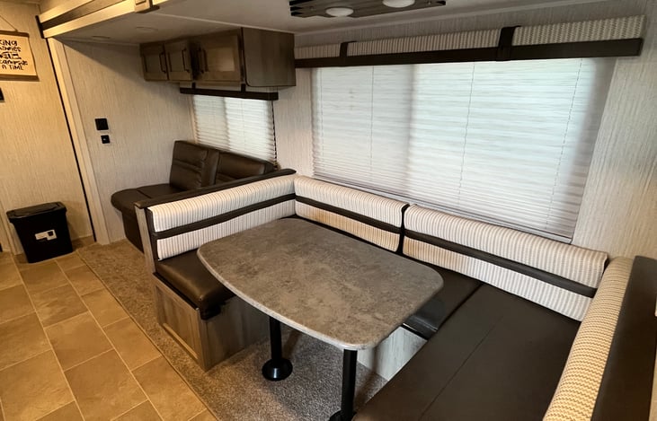 Dining area (converts to bed)