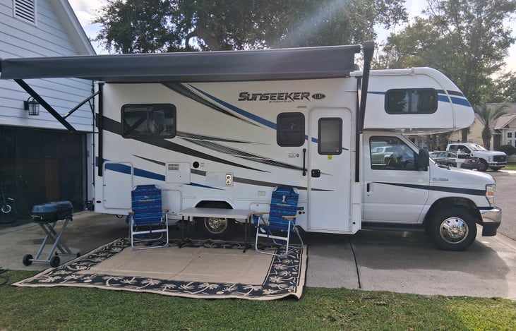 Large awning. 6 chairs, table, outdoor carpet, barbeque, beach umbrella etc.