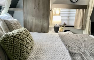 Luxurious, cozy glamper, outdoor kitchen + more!