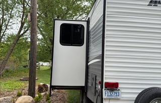 2018 Avenger 26’ travel trailer sleeps 5