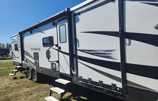 Winter Glamping? 38ft Travel Trailer w/ Arctic Pkg