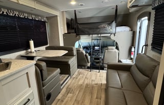 Family - Friendly 32ft Class C  < Sleeps 8   >