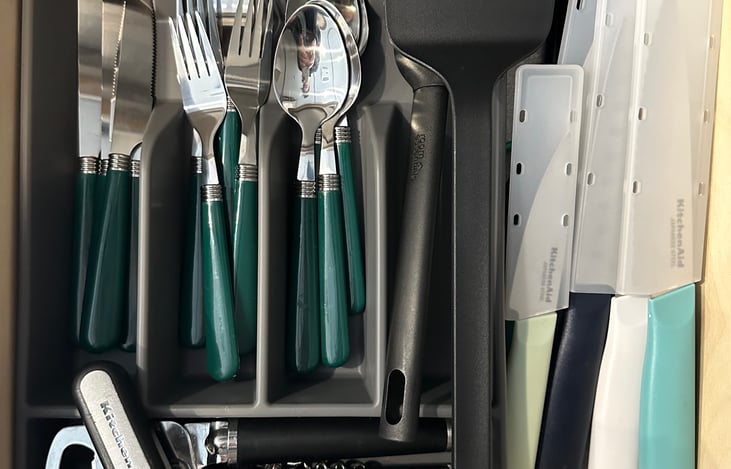 Silverware for 4 people, knife set, can opener, wine opener, bottle opener