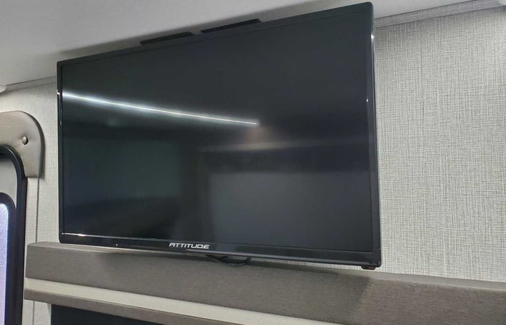 TV that automatically scans for over air channels