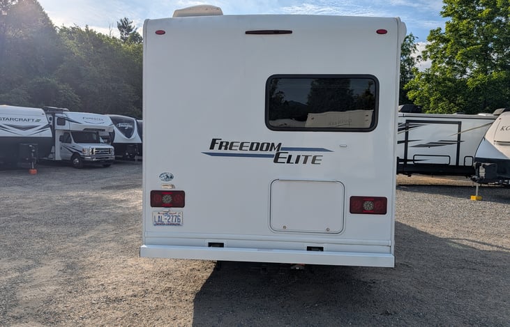 2022 Thor Class C: Ford V8 power, under 25ft for easy parking. Sleeps 5 w/ queen & bunk. Huge rear storage, power awning, auto fridge & generator. All-inclusive & beginner-friendly!