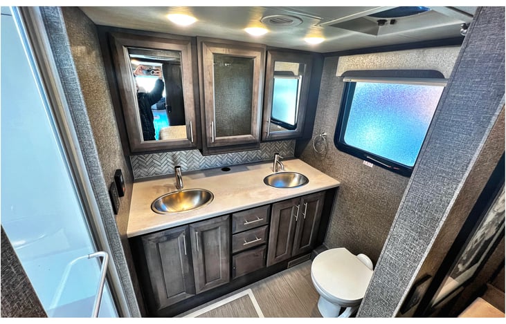 Master bathroom, and separate showerhead included