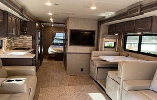 2021 Thor Motor Coach Miramar 35.2