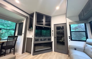 Luxury 2025 Alliance Valor 44V14 w/ 14' Garage
