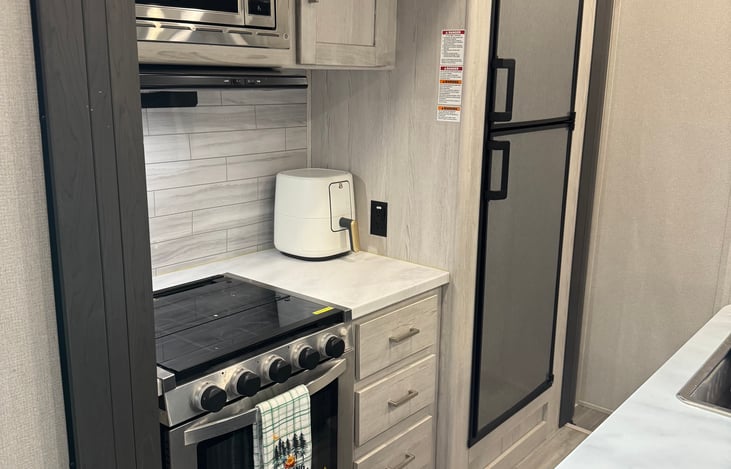 Kitchen  - Stove, Oven, Microwave, Air Fryer & Fridge