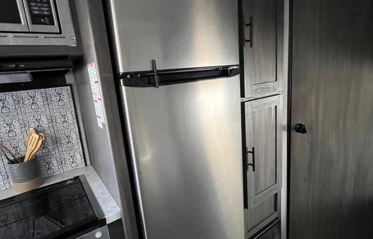 Spacious electric fridge and freezer!