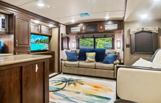 Very nice 2017 Palomino SolAire, sleeps 4 adults +