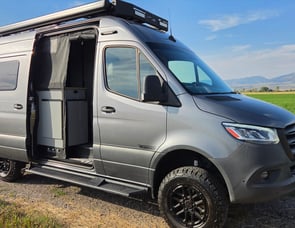 Winnnebago Revel 44E