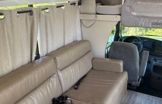 Newly Renovated RV - Minnie - Adventure Machine