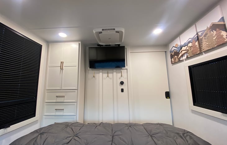 Tons of closet space with 4 drawers and two hanging closets for the longer stays !! 👕🧥👙🩲