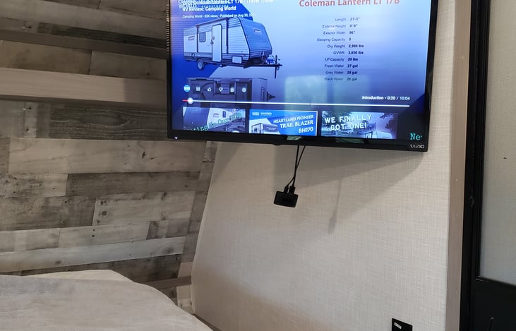 32" TV with a Roku on a swivel mount is provided