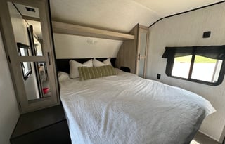 HUNTS PROWLER RV 32' SLEEPS 6