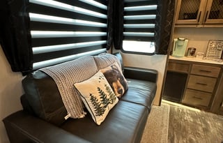 Comfortable Pet Friendly RV Loaded with Extras!!