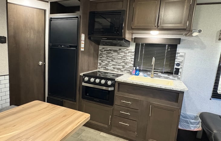 Kitchen: fridge, stove, microwave, sink, oven and basic cooking utensils