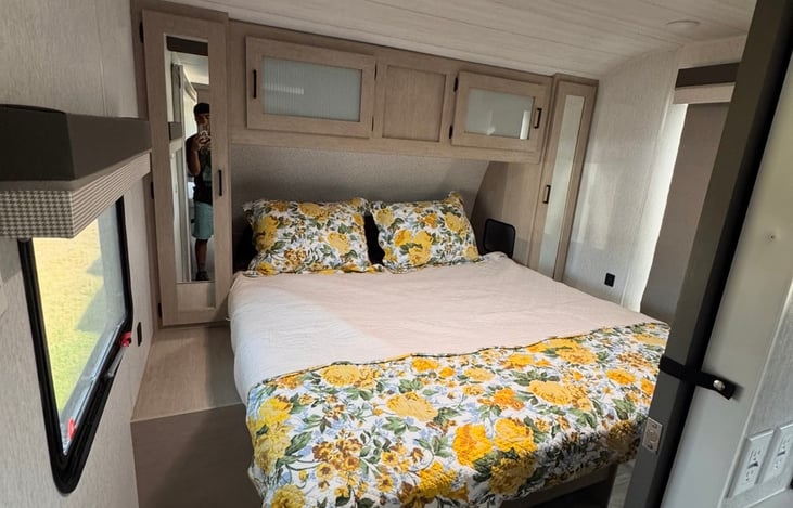 Bedroom area with 4 compartment storage