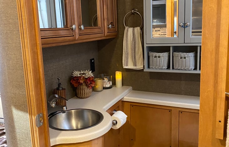 Shower and toilet.   Hand soap, sanitizer, shampoo, conditioner, toilet paper provided.