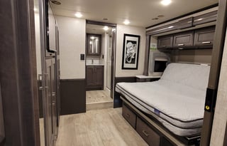 2023 Thor Motor Coach Aria 3901 Starlink Internet!