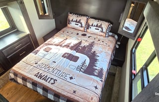 Beautiful 5th wheel bunkhouse retreat w/delivery!