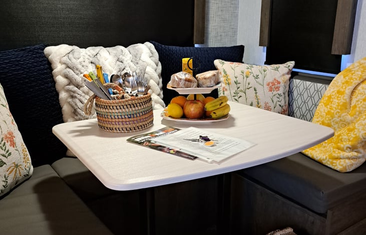 Dinette (Converts To Full Size Bed For 2)