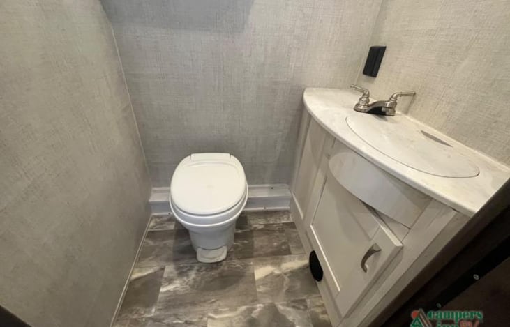 Private Clean and beautiful working toilet