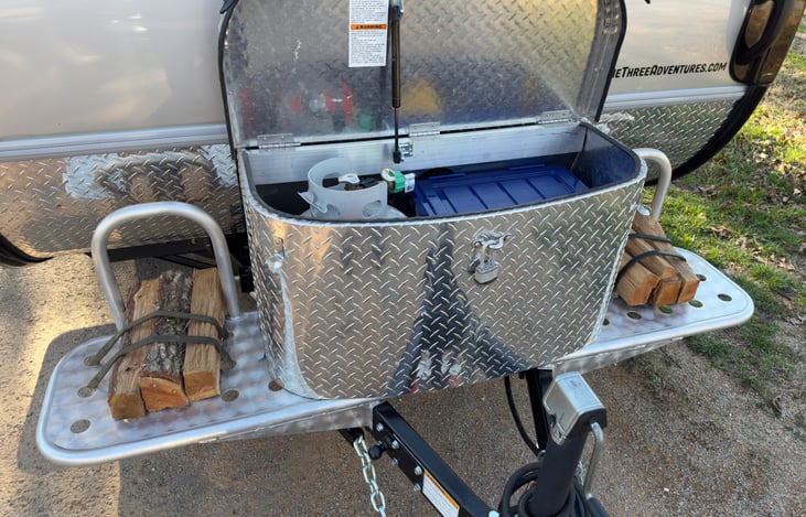Front storage platforms and lockable bin