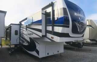 Luxury 5th wheel 2 bedrooms 1.5 baths 3 ac sleep 6