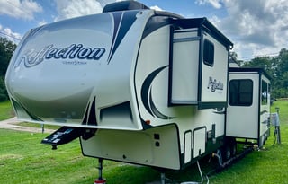 Reflections in Paradise - 2019 Grand Design 28BH