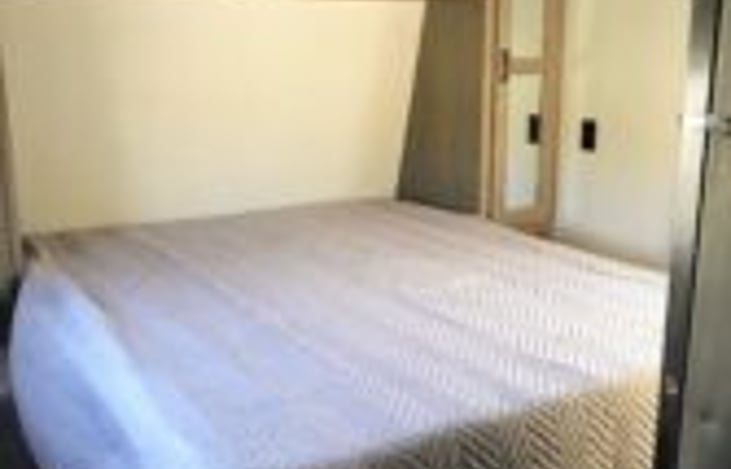 Master queen size bed with closet on both side