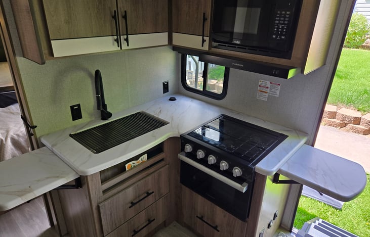 Plenty of counter space, large sink, gas stove and oven, plus a microwave = everything you need to keep everyone fed and happy.