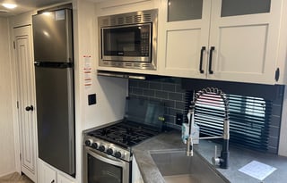 Glamping Haven: 2 Bdrms, Cozy Fire & Paws Welcome!