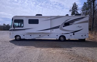 2018 Jayco Motorhome sleeps 10!