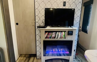 2023Coleman Lantern "Cozy Camper" Big enough for 9