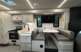 NEW 2026, Altitude 31W: Sleeps 8 all extras