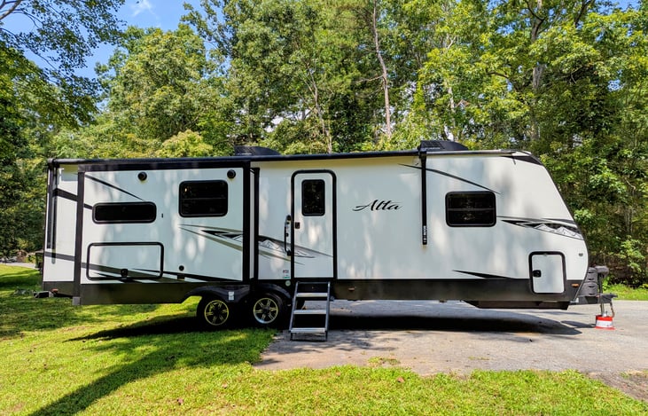The East to West Alta is a spacious and luxurious camper. It features a bright and spacious interior, large kitchen island, 2 slide outs, king bed, outdoor kitchen, solar power and more.