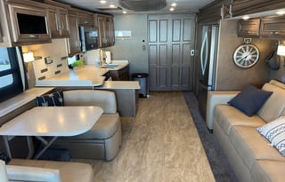 2019 Newmar Ventana 40ft Luxury Bunkhouse Diesel