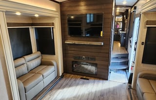 43' Jayco North Point, 5th Wheel, Sleeps 6