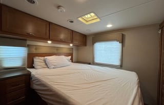 Explore in Style: 2018 Minnie Winnie 31G - Sleep9!