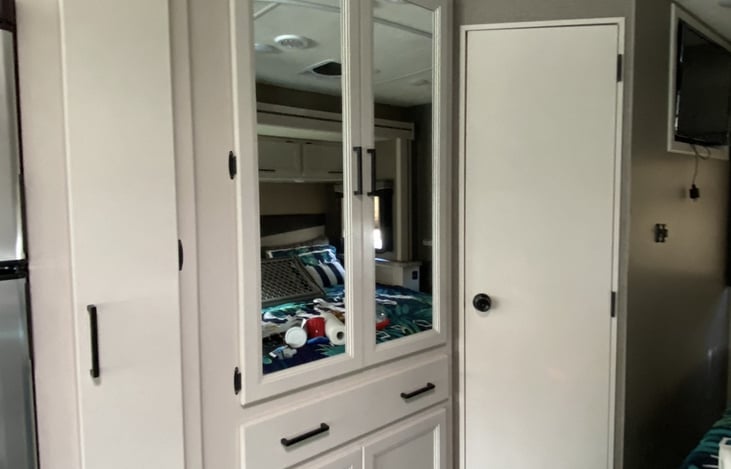 Mirrored Spacious closet w hang rod and drawer below