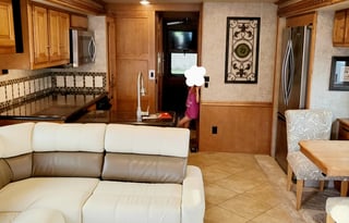 2015 Winnebago Adventurer 38Q
