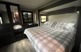 Luxury new spacious camper near Myakka State Park