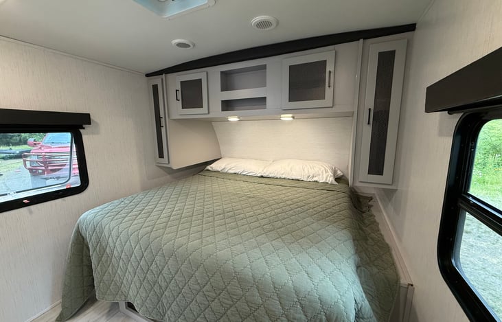 Cozy KING bed with 100% cotton linens