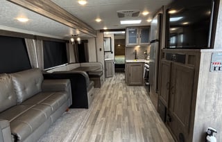 36ft Vibe Sleeps 10, Perfect for Family Adventures